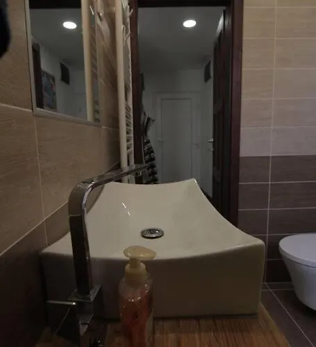 Entire In The Center With Free Parking Апартаменты *